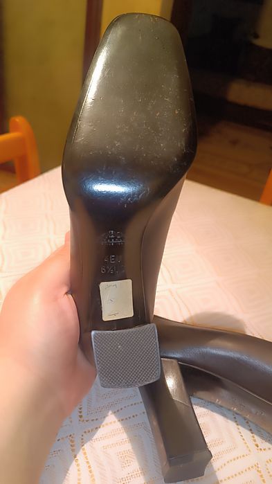 Женские туфли на каблуке.