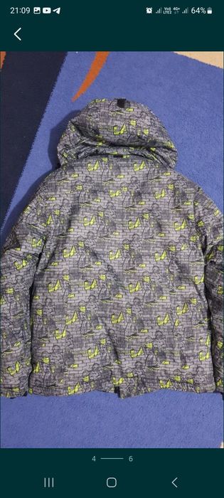 Продам куртку с капюшоном .