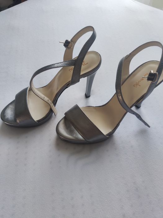 Елегантни сандали с ток