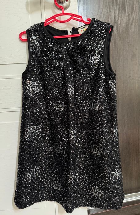 Платья нарядные.