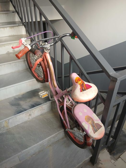 Детский велосипед для девочки примерно на 5,6,7 лет.