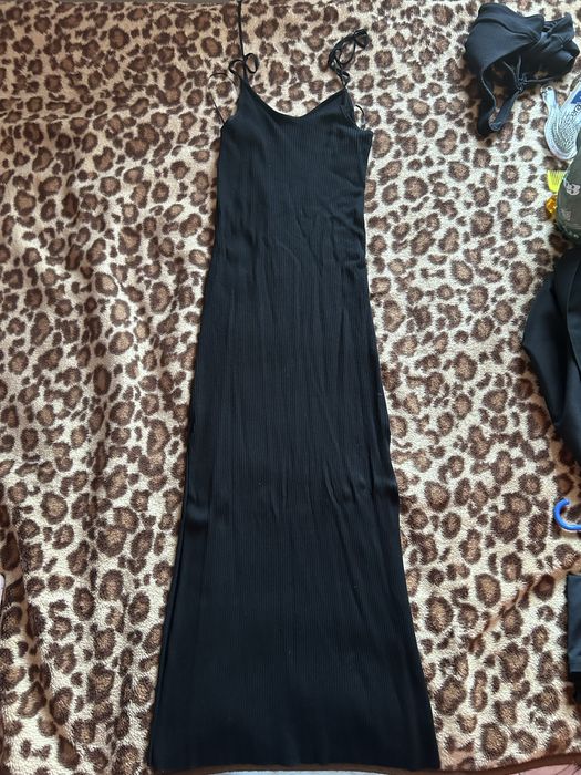 Rochie neagra subtire, cu detalii la spate