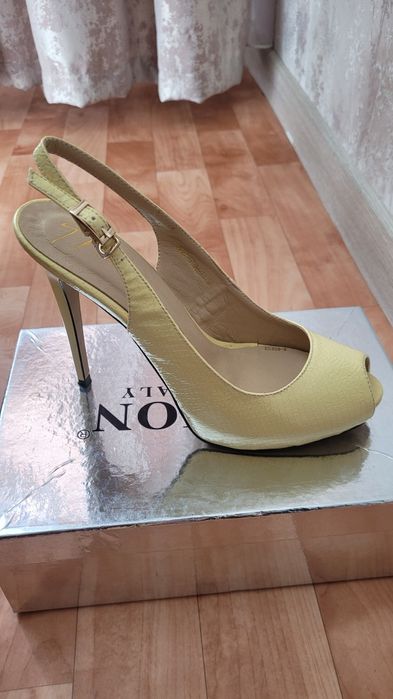 Продам босоножки женские