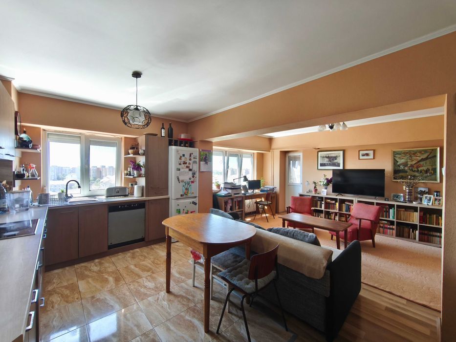 Apartament cu 4 camere de vânzare - zona Dacia