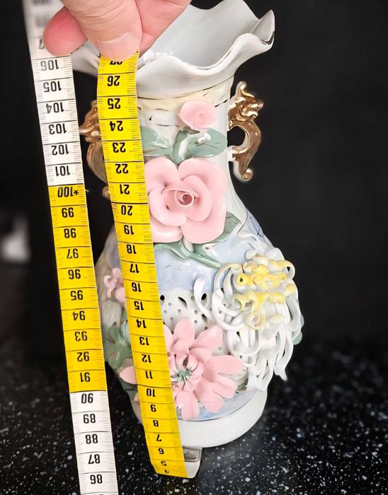 Продаю вазу керамическую, очень нарядную