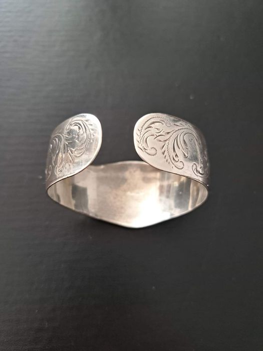 Сребърна старинна немска авторска твърда гривна