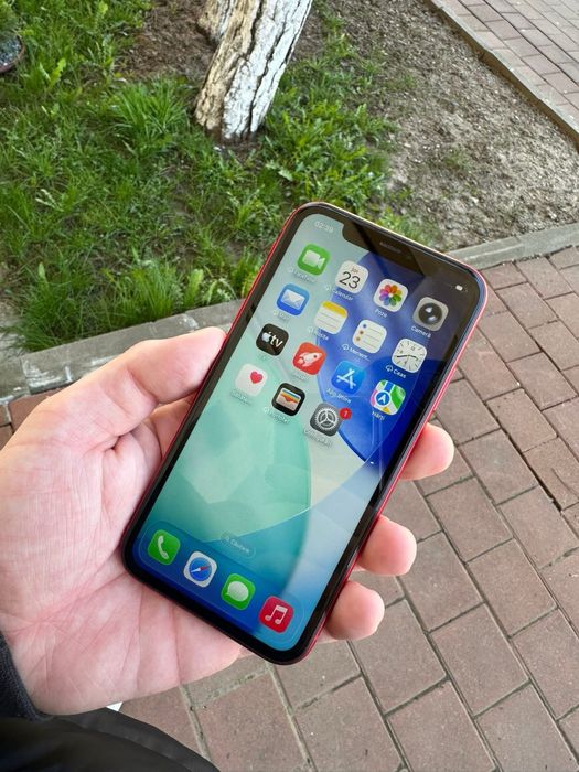 iPhone 11 rosu stare impecabila