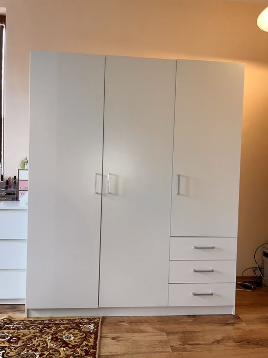 Голям бял гардероб с чекмеджета – отлично състояние (Jysk)