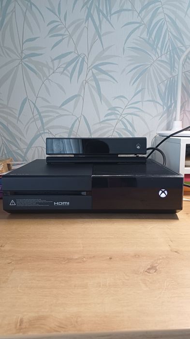 Vând Xbox One 825GB + Kinect + 11 jocuri