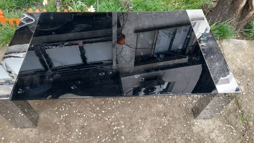 Продавам 2 маси,цени по договаряне