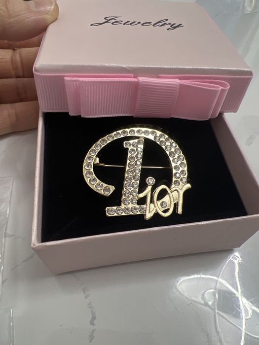 Broșă eleganta Dior