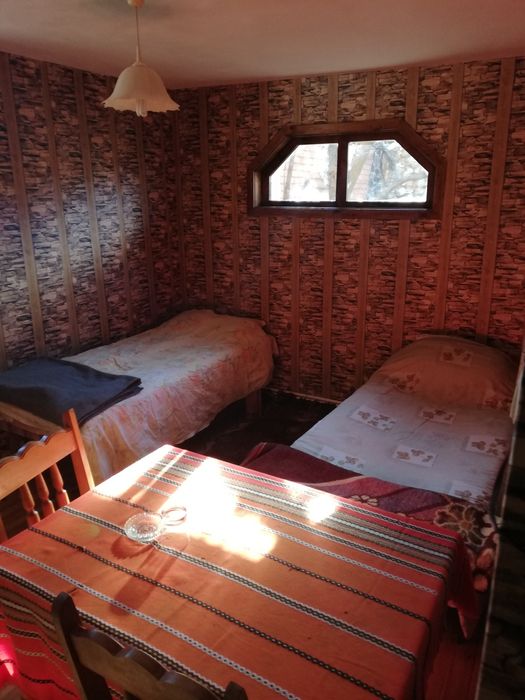 Нощувки в самостоятелни стаи с бани и Т. за сам от 8 евр.до 16