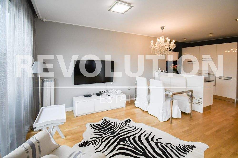 Дава се под наем Тристаен апартамент в София, Център - 125 кв.м за 1495.83 € - Снимка #1