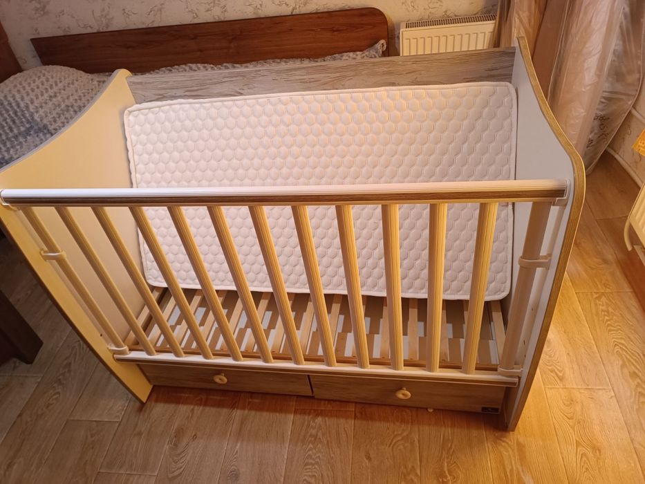 Продавам: Детско легло 120/60см с люлеещ механизъм.