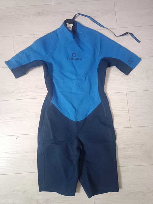 Vând combinezon de înot băieți Nou