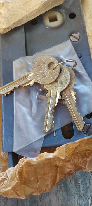 Брави и шилдове. Нови. 6 броя.