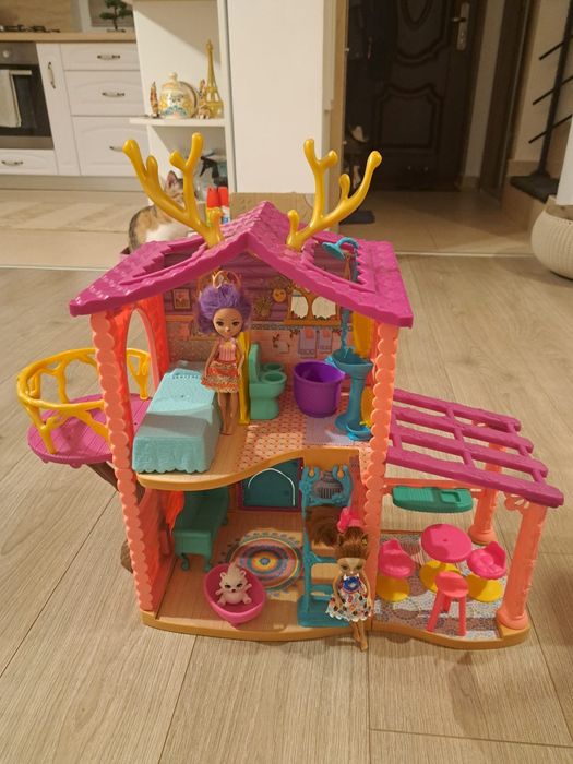 Casa Enchantimals + 2 Papusi si diferite accesorii.
