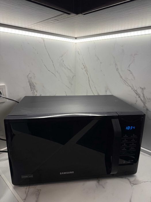 Микровълнова печка Samsung MS23K3513AK с Quick Defrost 23 л