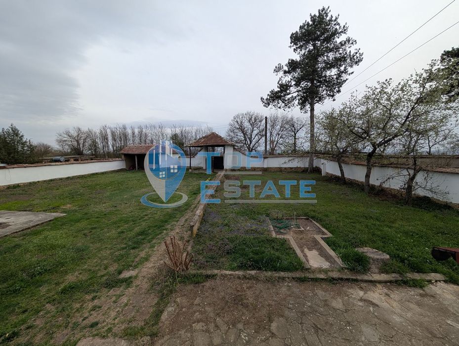 Двуетажна къща с голям двор и кладенец в село Ресен