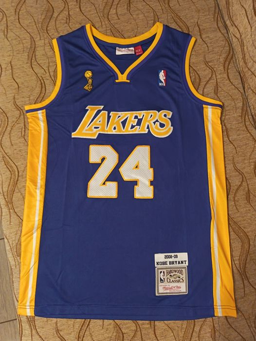 Maiou de baschet cu Kobe Bryant (disponibil)