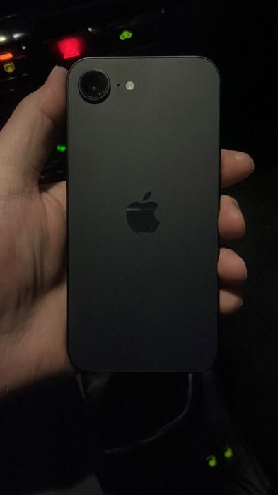 Продам айфон 16 е 256 гб