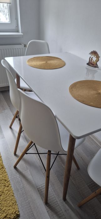 Vand masa cu scaune !