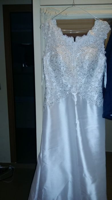Rochie si buchet mireasa ,flori si cocarde superbe,cutii praji