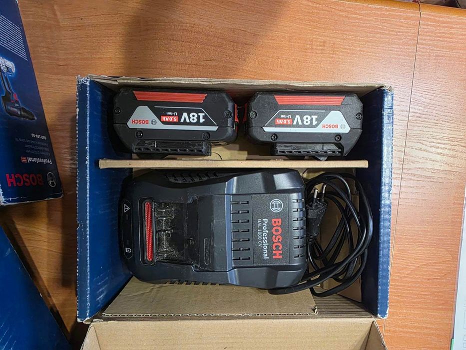 Винтоверт Bosch с две батерии и зарядно