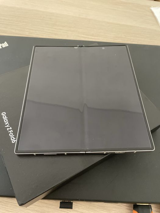 Продавам Samsung Z-Fold 6