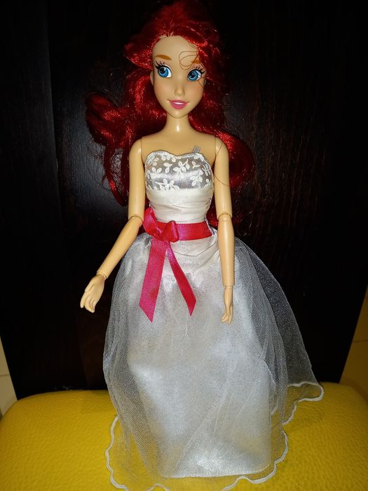 Кукли барби и няколко плюшени играчки