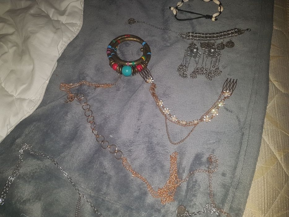 Vand geaca firma  blanita înăuntru de iarnă e ok sau si bijuterii