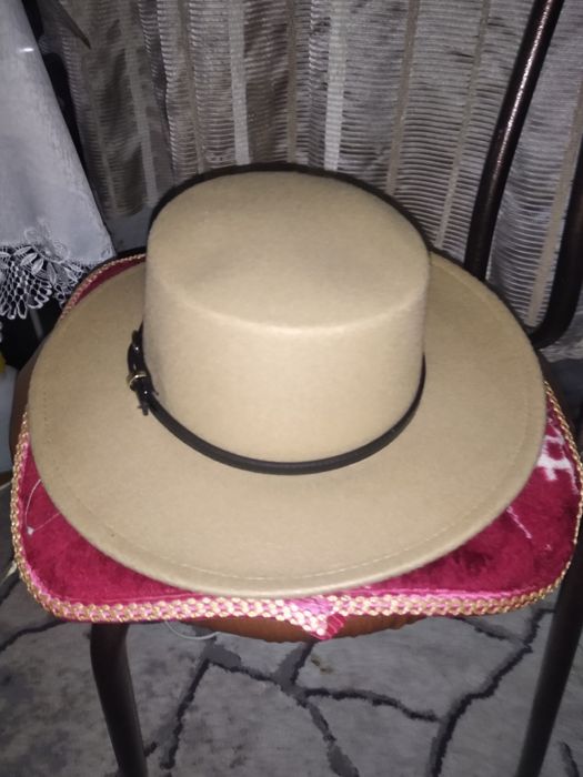 Продам бежевую шляпу