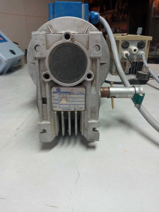 контролер за променлива скорост и Италянски мотори с редуктори