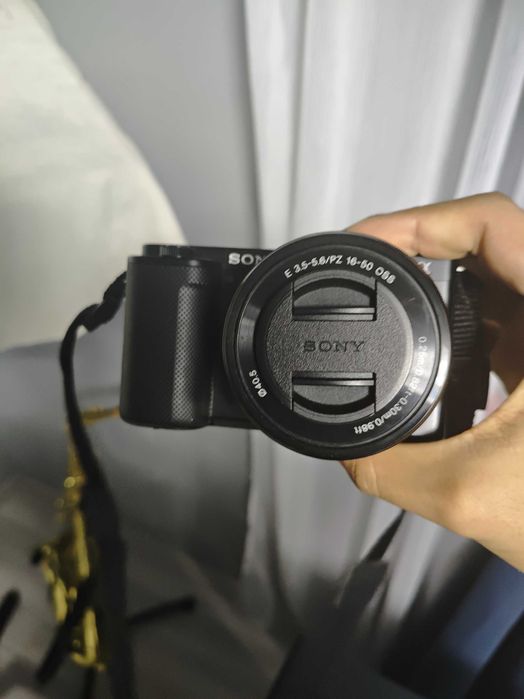 Vând aparat foto Sony ZV-E10 cu obiectiv preț negociabil