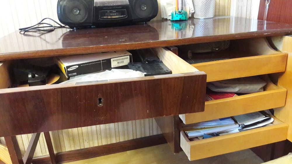 Письменный стол для работ.