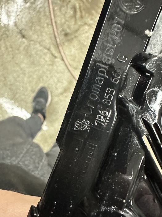 VW Touareg 15-17г Дясна решетка основа за халоген Ое