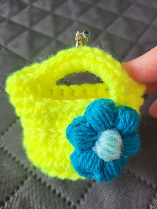 Продам брелки вязанные.