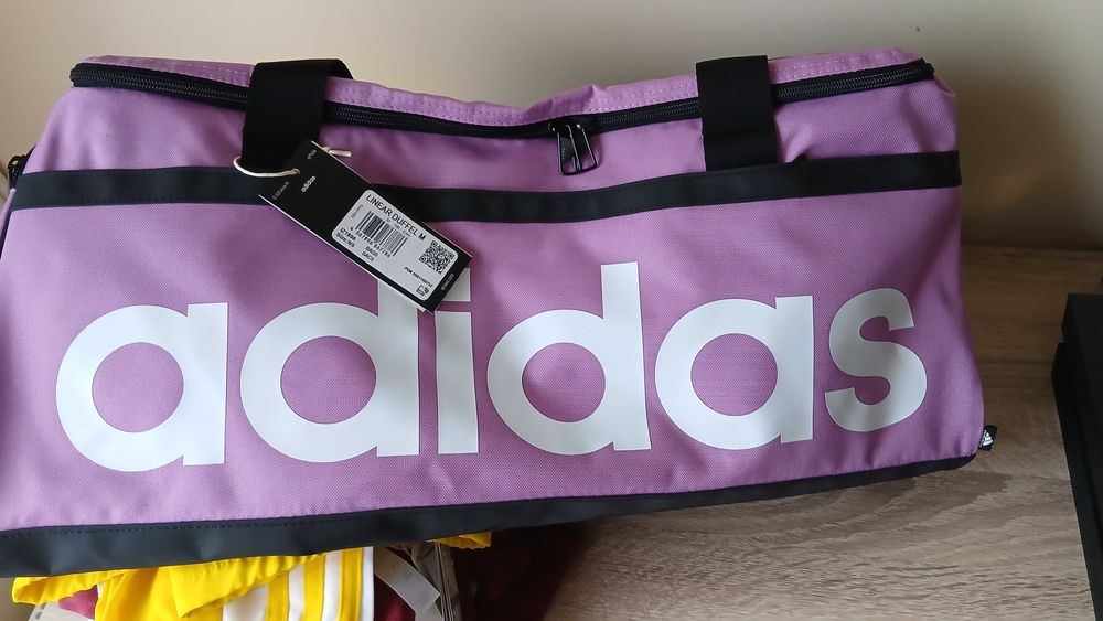 Сак Adidas + подарък чифт чорапи