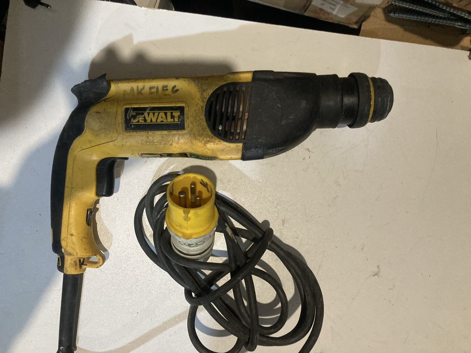 Rotopercutor Dewalt D25123 800w Alimentare 110w cu Defect