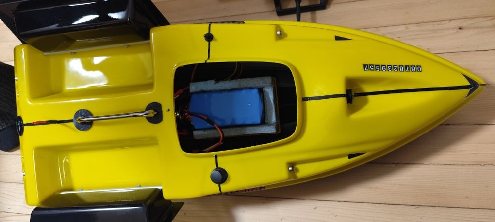 ЧИСТО НОВА лодка за захранка – 15000 mAh + стойка