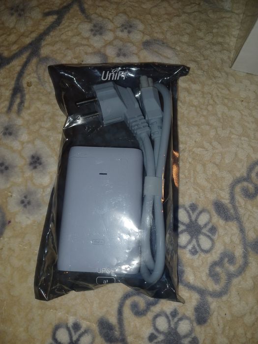 De vanzare  Ubiquiti UniFi U6-LR + U-POE-AT – Noi, sigilate – WiFi 6 L