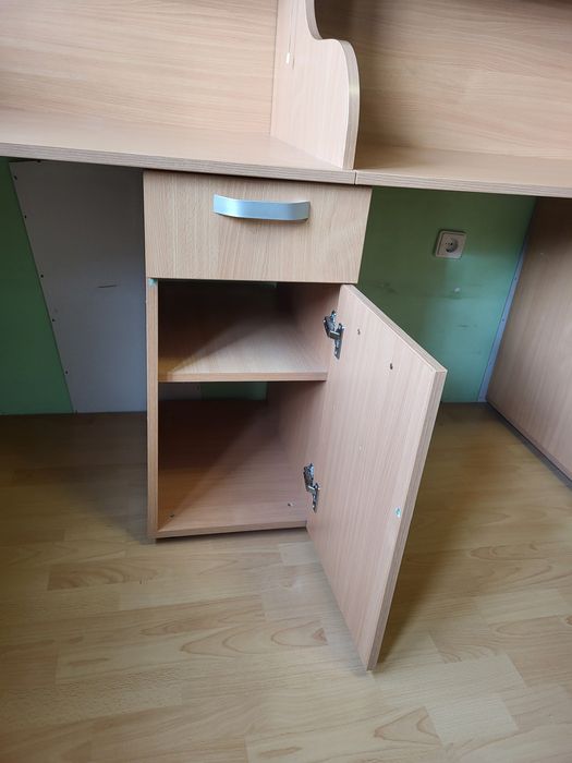 Бюро за трима с надстройка. Обзавеждане, мебели, детска стая.