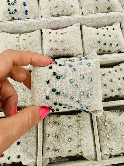 Гривнички на корда с камъчета Сваровски