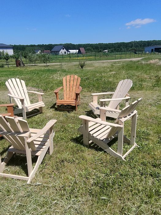 Scaune de grădină model Adirondack.