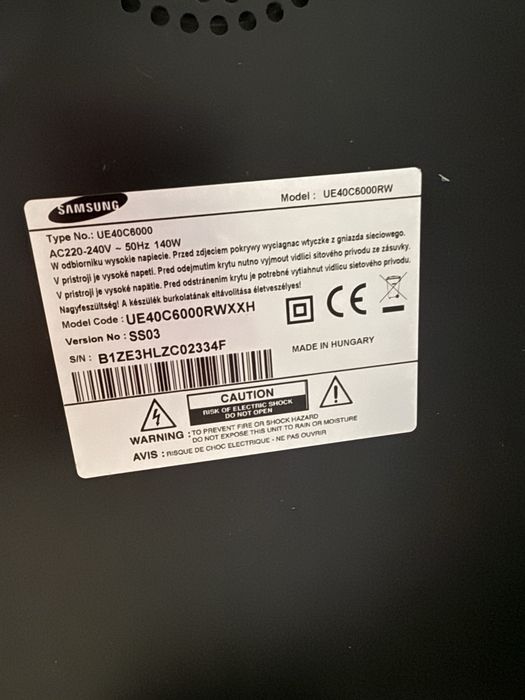 Vând canapea 2 locuri tip recliner, TV Samsung 40” Full HD și măsuță TV neagră.