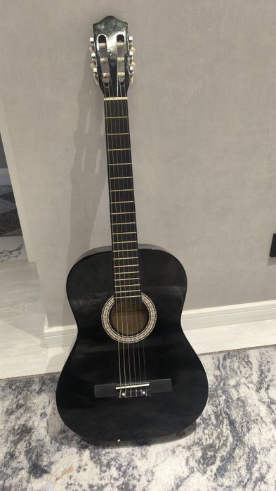 Гитара 25к+ чехол, каподастр