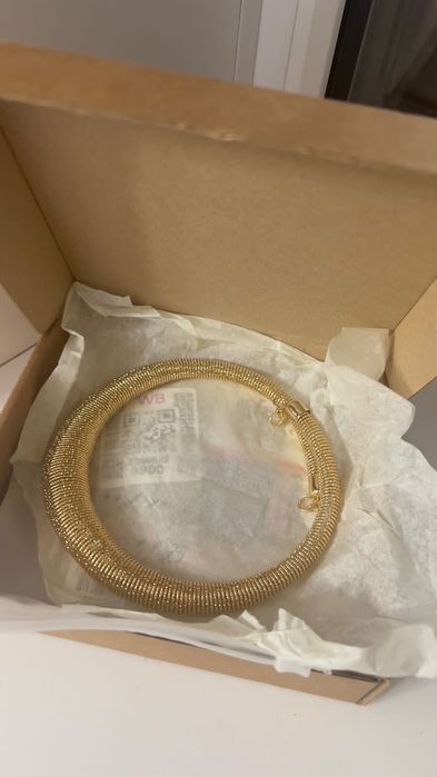 Ожерелье новое золотистого цвета