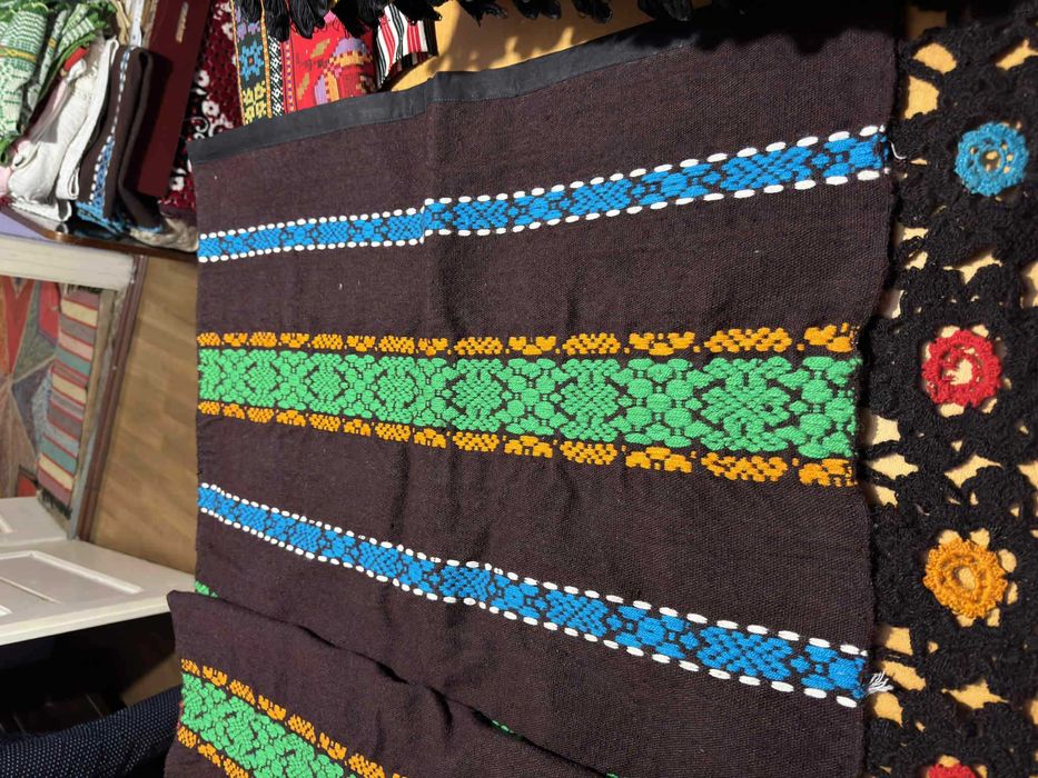 Fete de mese , chindeu  si covoare tesute in razboi