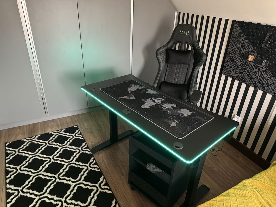 Set Gaming Premium – Birou RGB 120x60 + Scaun Razer Edition + Noptieră pe roți