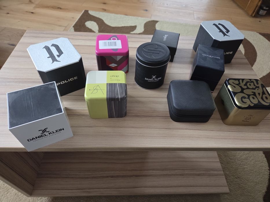 Vând lot cutii diferite